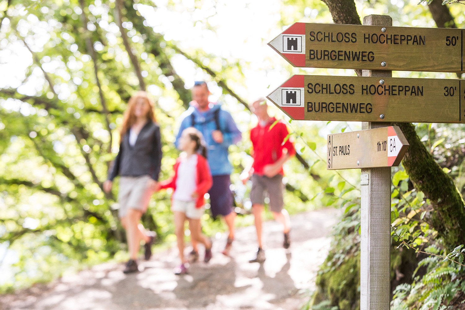Wanderer auf einer Burgenwanderung in Eppan