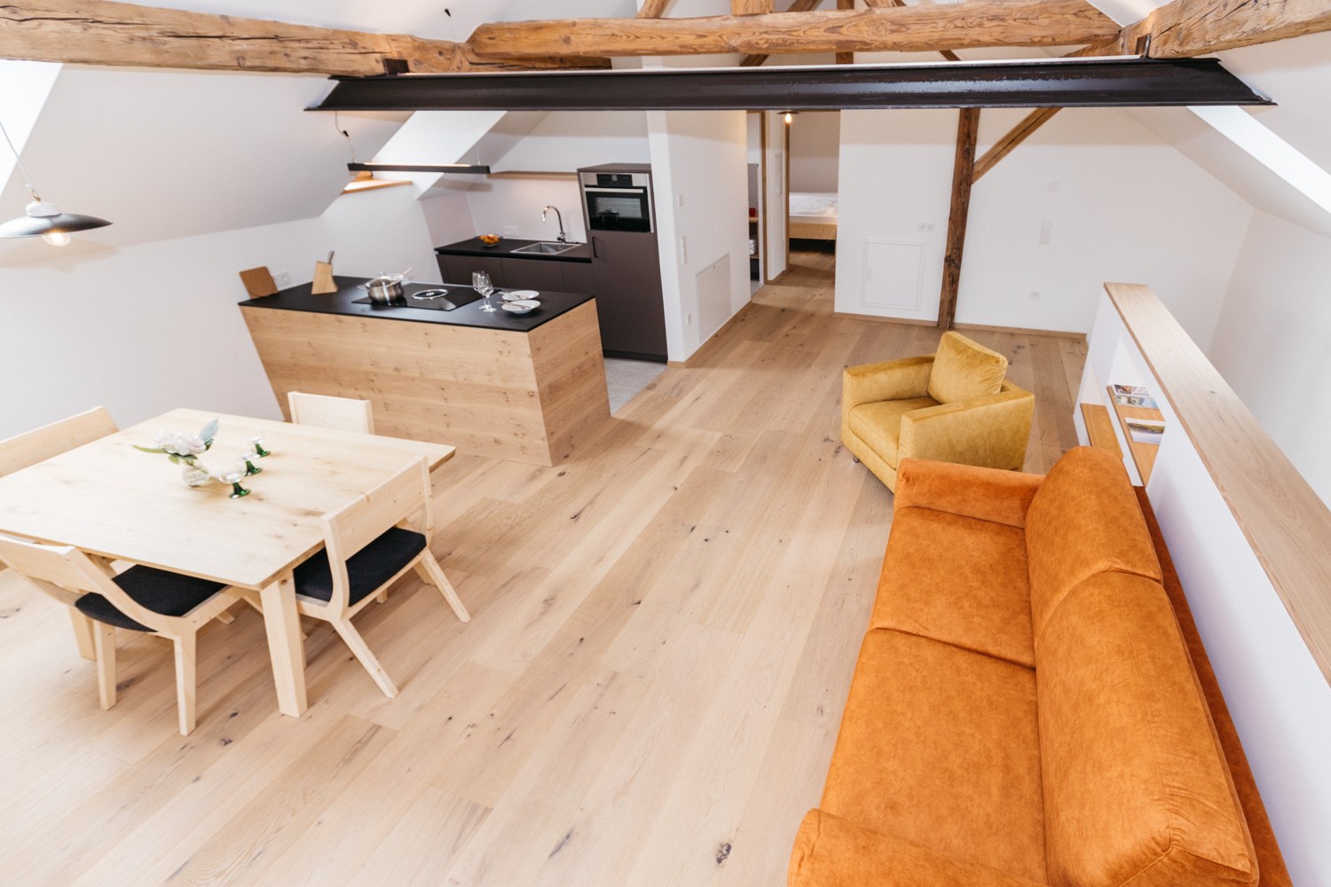 Dachwohnung mit Holzbalken, Wohnküche und Sitzbereich