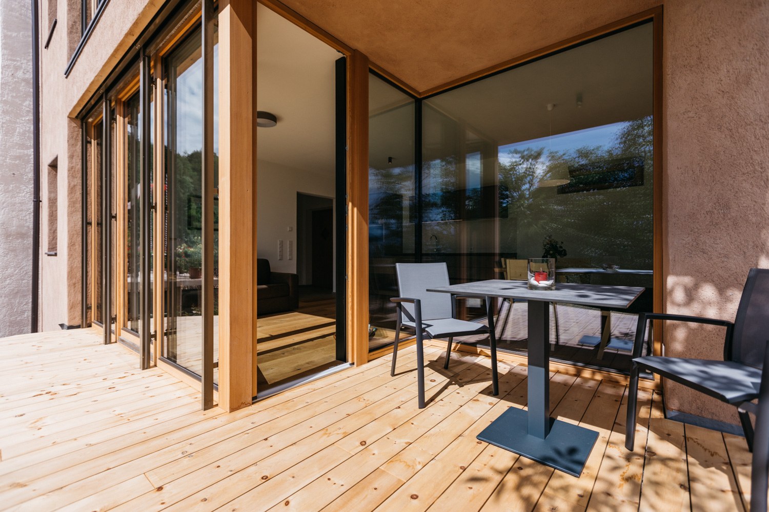 Terrasse an der Glasfront des Firmeleinhofs